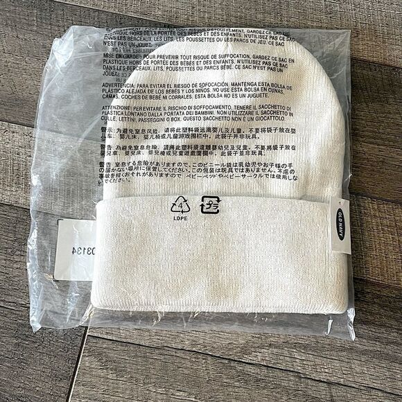 NWT! Cream Old Navy Knit Beanie. One Size. - Picture 1 of 4